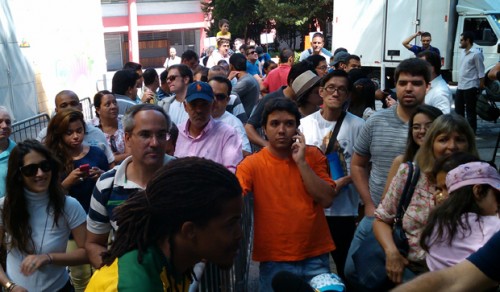 Fila para retirada de ingressos no complexo onde fica o ginásio do Ibirapuera