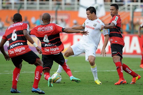 Leandro Damião em meio a jogadores do Ituano (Ivan Storti/Divulgação SantosFC)