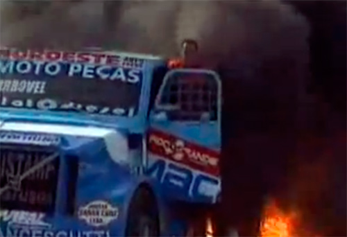 Macarrão se preparando para saltar de caminhão em 2003 (Reprodução/Youtube)