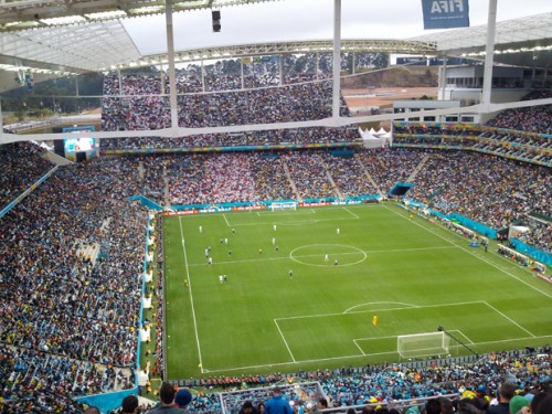 Urugual x Inglaterra em disputa no Itaquerão; barra metálica sobre o telão (Esportividade)