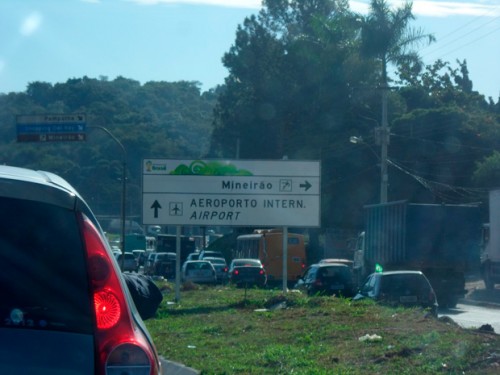 Placa que mostra direção do Mineirão (Iury Cesar Alves)