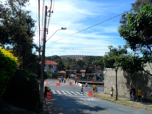 Visão da saída do estacionamento para o estádio do Mineirão (ICA)