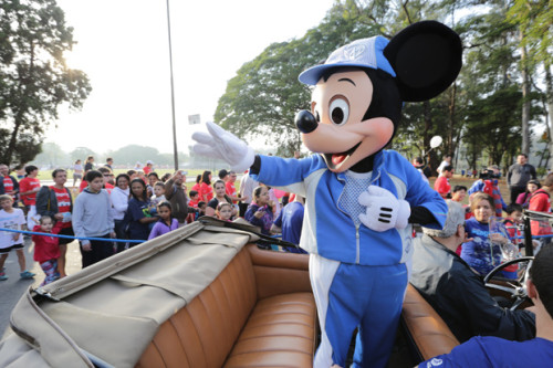 Mickey acena para presentes na DMR-2014