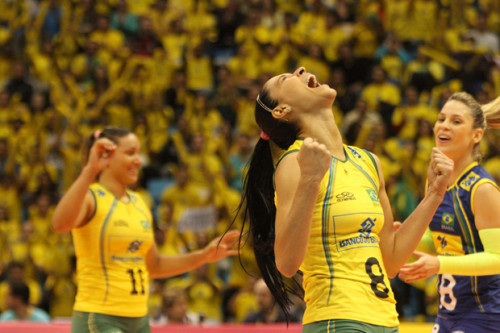 Jaqueline comemora ponto em jogo Brasil x EUA (Alexandre Arruda/CBV)