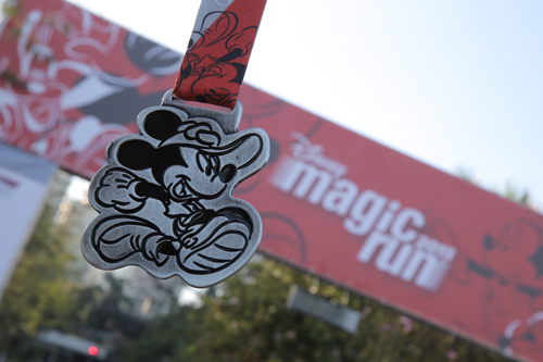 Medalha que corredores que chegaram ao fim ganharam (Disney/Divulgação)