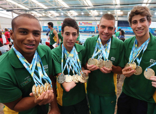 Nadadores exibem medalhas obtidas no Parapan de jovens de Buenos Aires (CPB)