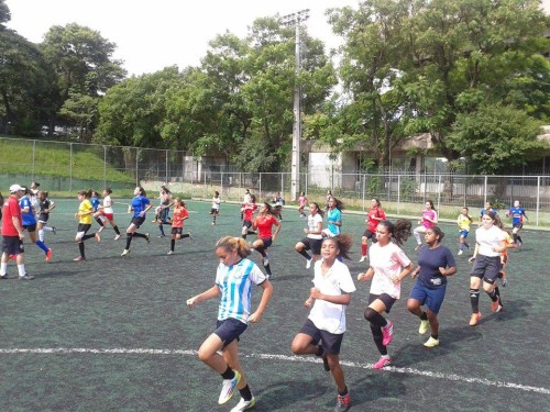 Jogadoras no campo do Centro Olímpico (COTP/Divulgação)