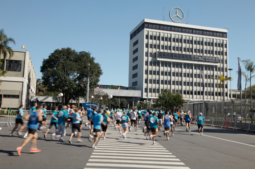 Corrida de rua na região da Mercedes-Benz (Mercedes-Benz/Divulgação)