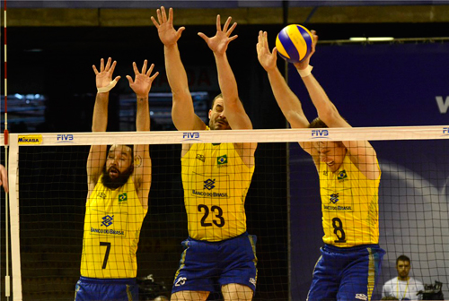 Bloqueio triplo do Brasil com William, Riad e Murilo (Alexandre Arruda/CBV)
