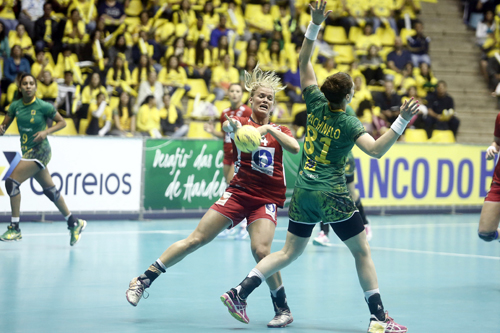 Deonise disputa bola com norueguesa em São Bernardo (Bruno Miani/ Photo&Grafia)