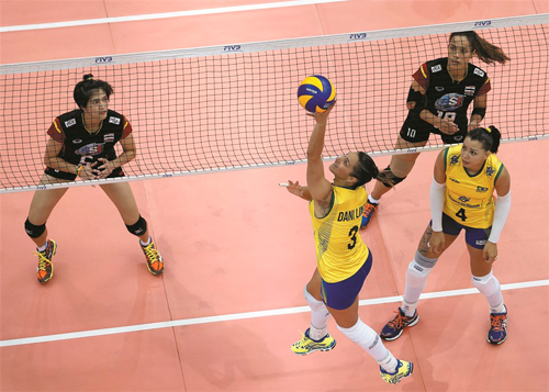 Dani Lins e Carol durante jogo contra Tailândia (FIVB/Divulgação)