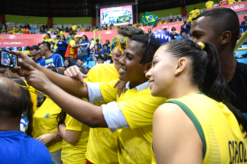 Centrak Carol tira fotos com fãs (FIVB/Divulgação)