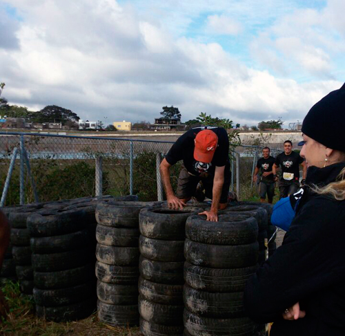 Barreira de pneus é superada por atletas da Iron Race (Patricia Gomes/Esportividade)