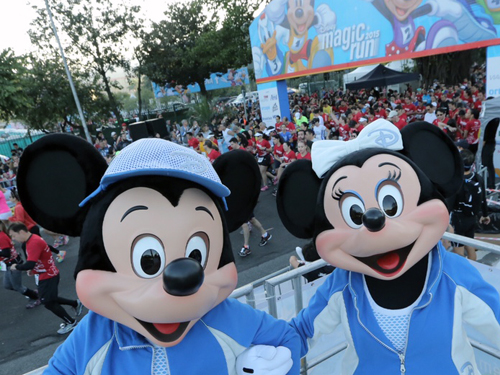 Mickey e Minnie diante do pórtico de largada (Disney/Divulgação) 