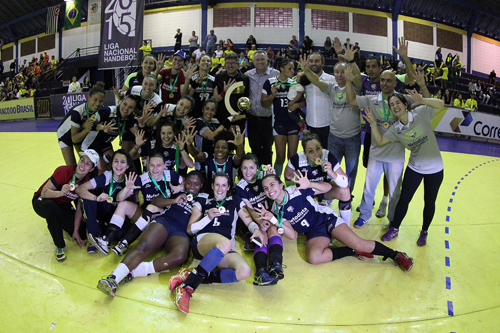 Jogadoras da Metô comemoram nono título (Gaspar Nóbrega/Photo&Grafia)