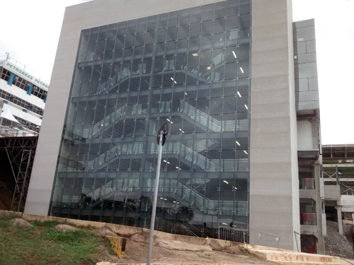 Centro operacional do autódromo de Interlagos visto de baixo (Andrei Spinassé)