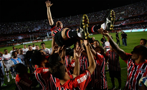 Rogério Ceni é erguido por ex-colegas de time de 2005 (Rubens Chiri/saopaulofc.net)