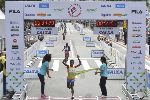 Chegada de Ymer Ayalew, vencedora em 2015 (Djalma Vassão/Gazeta Press)