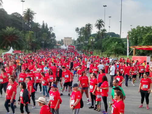 Caminhantes fazem aquecimento; corredores finalizam prova (Esportividade)