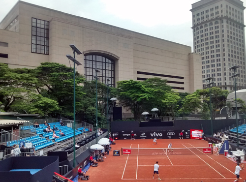 Brasil Open-2016 no Esporte Clube Pinheiros com shopping Iguatemi ao fundo (Esportividade)