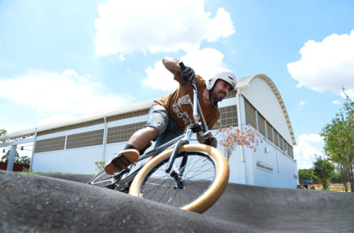Ciclista anda em uma das pump track do parque (Fernando Pereira/SECOM)