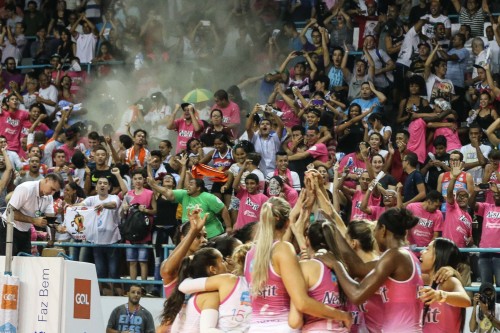 Vibração osasquense após vitória sobre Rexona/Rio (Luiz Pires/Fotojump)