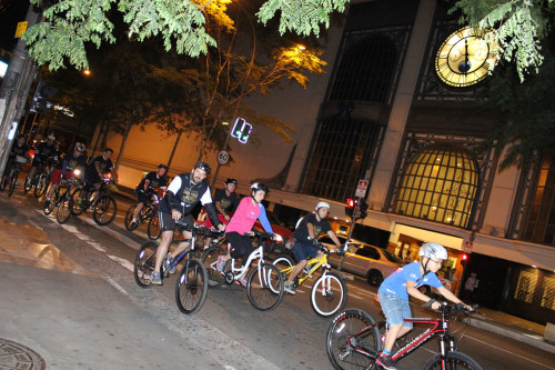 Passeio ciclístico noturno em São Paulo (Shopping Pátio Paulista)