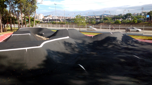 Pump track avançada com marginal e sambódromo ao fundo (Esportividade)