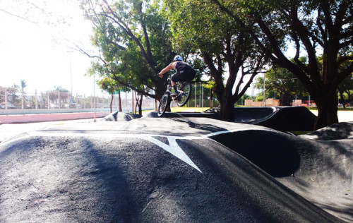 Salto na pump track intermediária (Esportividade)