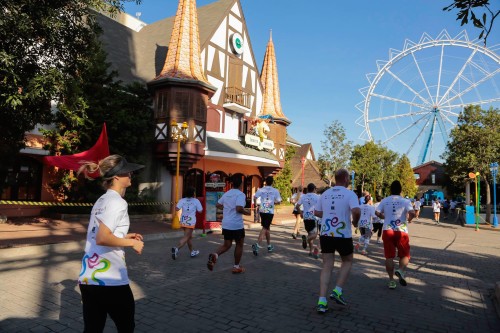 Assim foi a Hopi Hari Run to Fun de 2015 (Divulgação/SportsFuse)