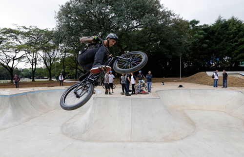 Ciclistas também fazem manobras no bowl (Cesar Ogata/Secom)