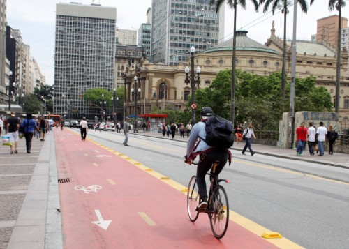 Ciclista no viaduto do Chá, centro de São Paulo (José Cordeiro/ SPTuris)