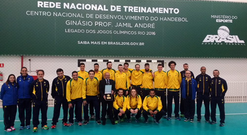 Seleção brasileira masculina de handebol na inauguração de centro (Andrei Spinassé/Esportividade)