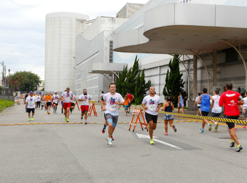 Atletas correm no estacionamento externo do SP Market (SportsFuse)