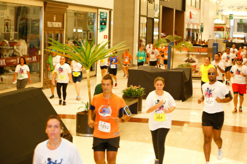Participantes correm por alamedas do SP Market (SportsFuse)