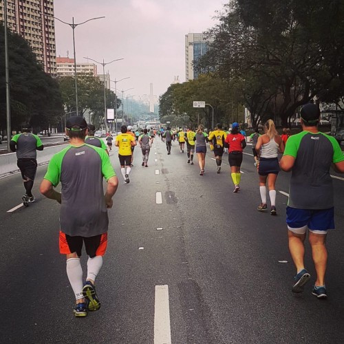 Atletas da SP City Marathon de 2017 na avenida 23 de Maio (Iguana Sports)