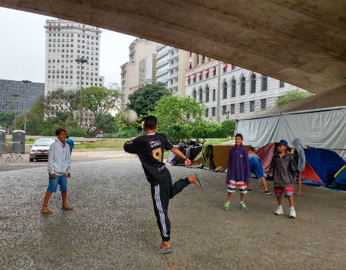 Crianças batem bola sob o viaduto do Chá (Andrei Spinassé/Esportividade)