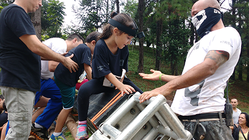 Menina é ajudada em obstáculo da Iron Race Kids (Esportividade)