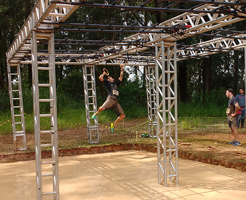 Obstáculo da argola da Iron Race na Escola Superior de Soldados (Esportividade)