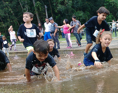 Crianças passam por obstáculo com água na Iron Race Kids (Esportividade)