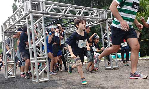 Crianças correm com a ajuda dos pais na Iron Race Kids (Esportividade)