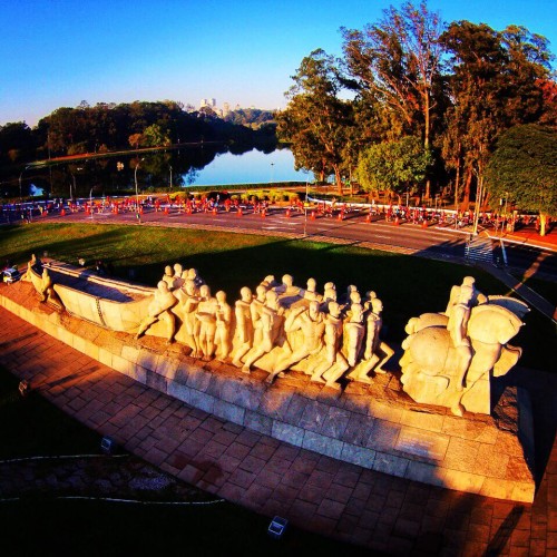 Atletas da Corporate Run passam diante do monumento às Bandeiras (Corporate Run)