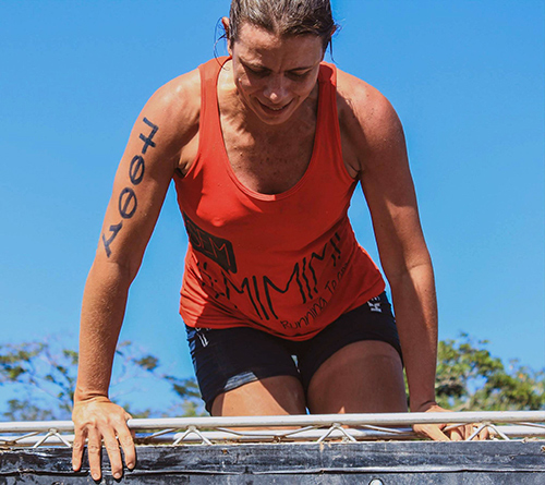 Mulher supera obstáculo na Iron Race (Iron Race)