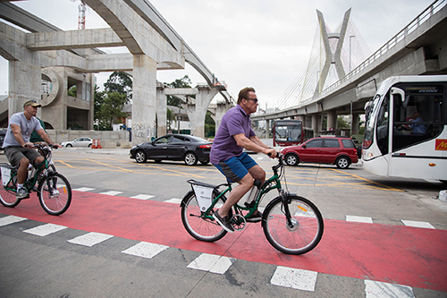 Schwarzenegger pedala em São Paulo (Rodrigo Dod/Savaget)