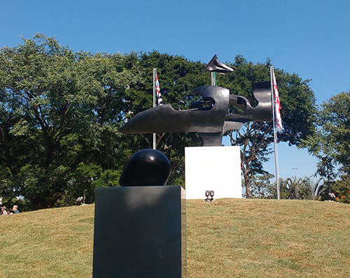 Escultura foi transferida de entrada do túnel Ayrton Senna para nova praça (Esportividade)