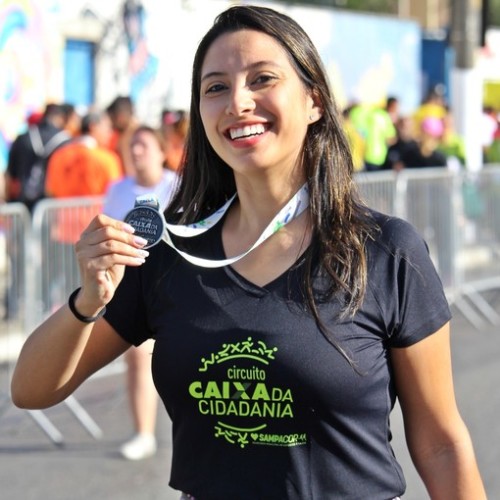 Atleta com camiseta e medalha do Circuito Caixa da Cidadania (Esportividade)