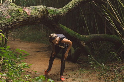 Atleta passa por baixo de galho caído na Iron Race diurna (Viktor Monteiro/Iron Race)