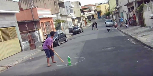 Jogo de taco na rua (G. Etsuo/Youtube)